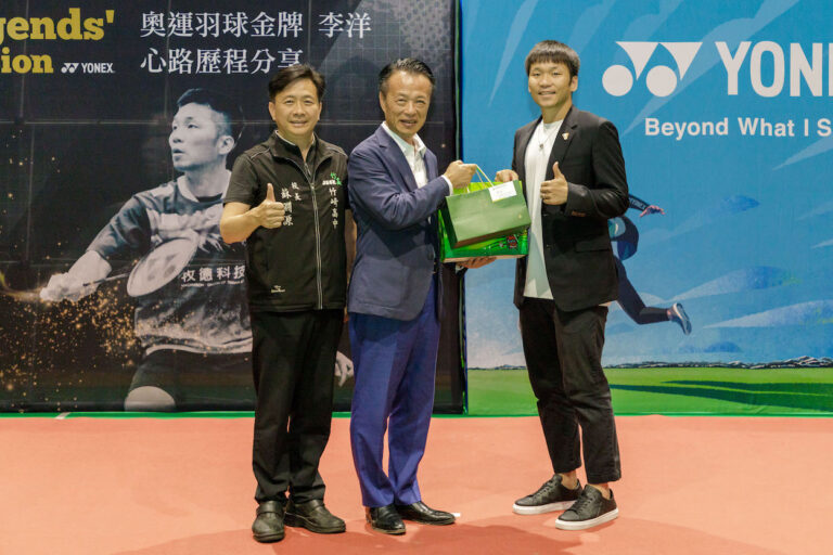 奧運金牌李洋到竹崎高中分享心路歷程　翁章梁致贈高山茶