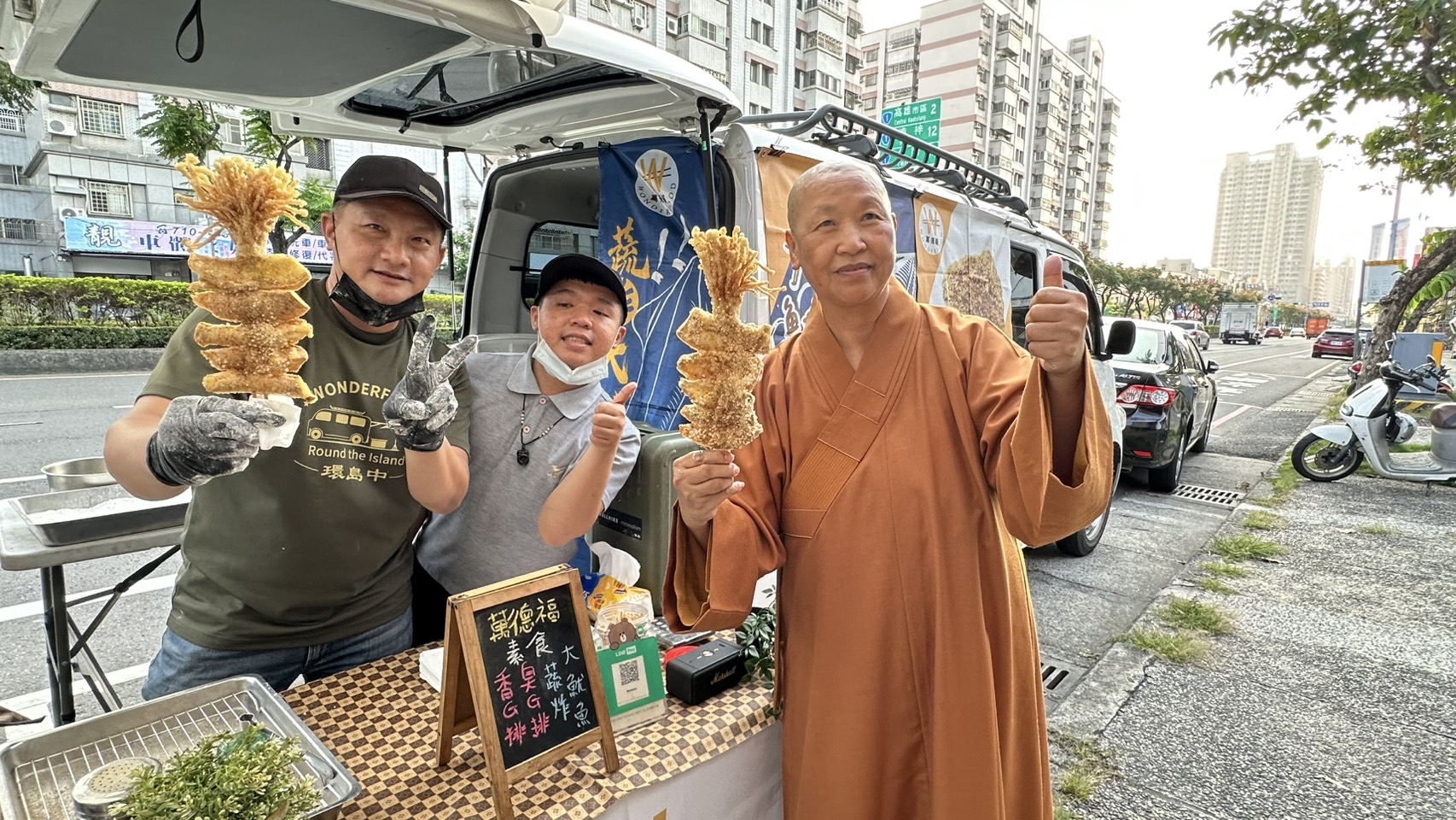 ▲現場規劃多元創意的素食攤車，讓參與者在祈福之餘品嚐豐富健康的素食美味。（圖/記者黃淑貞攝）