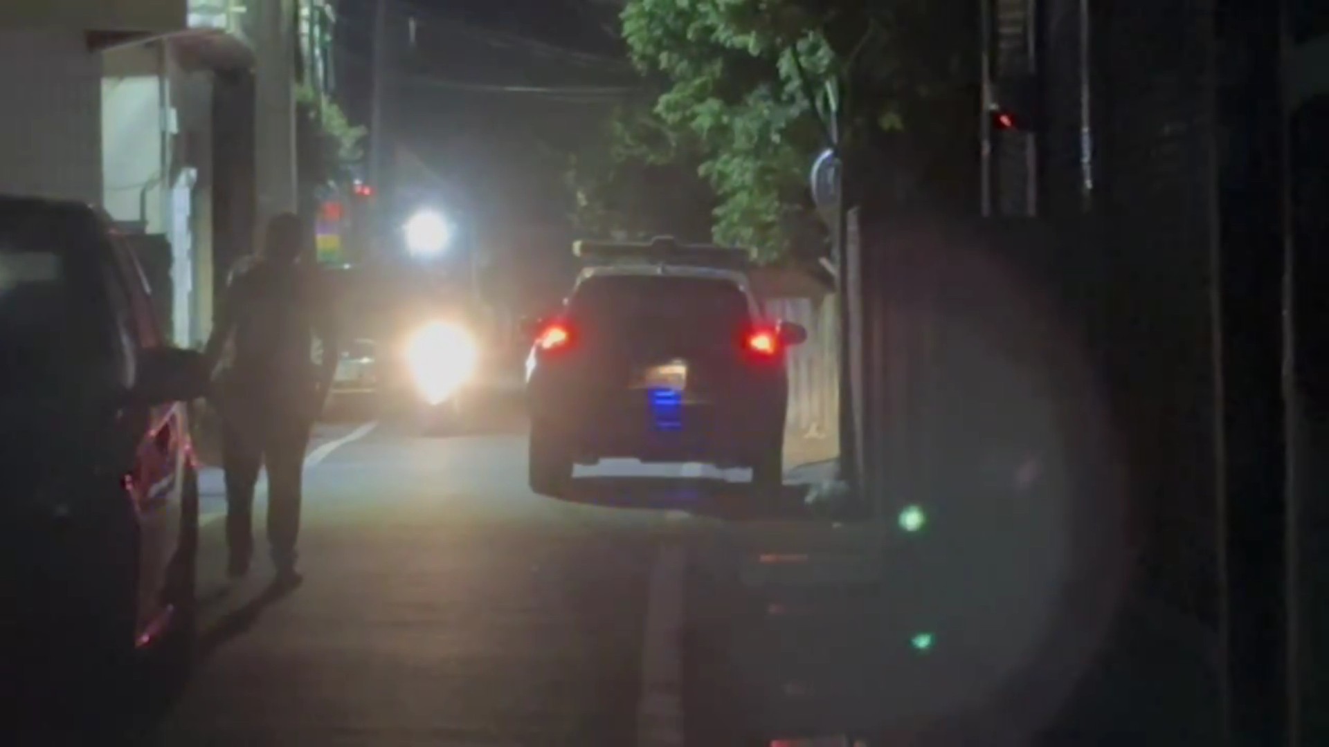 ▲二林鎮華崙里光復路一處民宅傳出凶殺命案，前妻用肉身保護女兒，結果遭殺害，送醫搶救仍宣告不治，警方封鎖命案現場。（民眾提供）