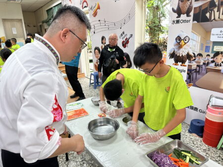 五星級主廚楊俊民在萬合國小　分享美味與廚藝