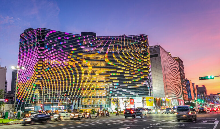 溫馨12月 號召萌寵創意聖誕裝扮到大立