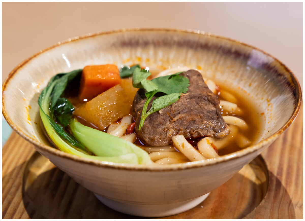 川香紅燒牛若麵湯頭濃郁，蔬食也能做出與牛肉麵風味相似的好滋味。