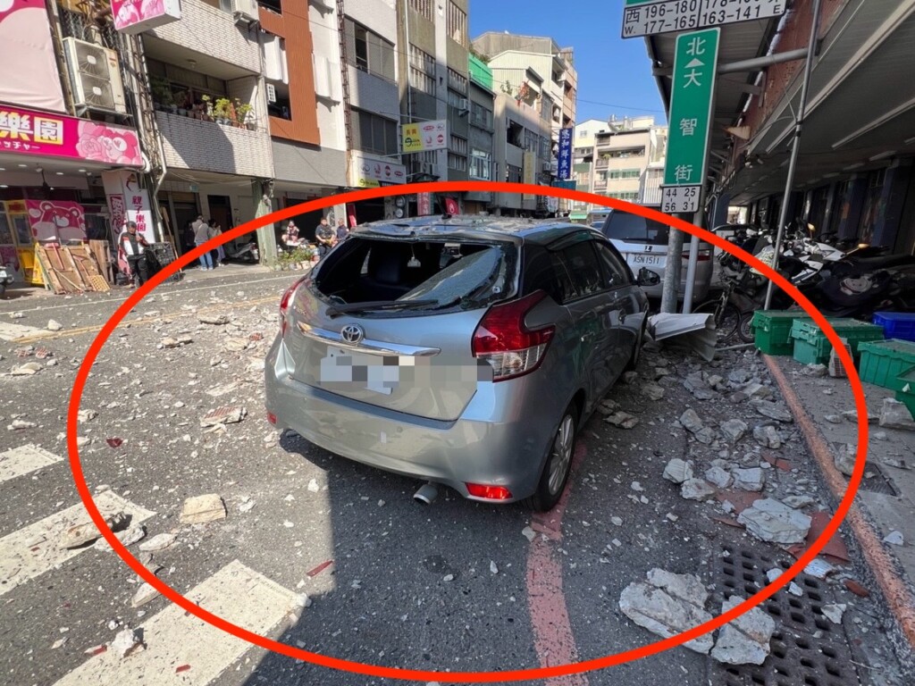 車停大樓邊遇地震遭毀損   車主卻因這事恐遭罰