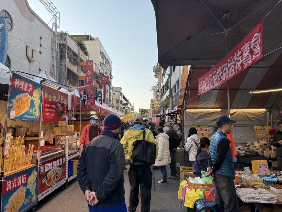 ▲年節將近，天津路年貨大街攤位開始湧現人潮。(圖/中市府提供)