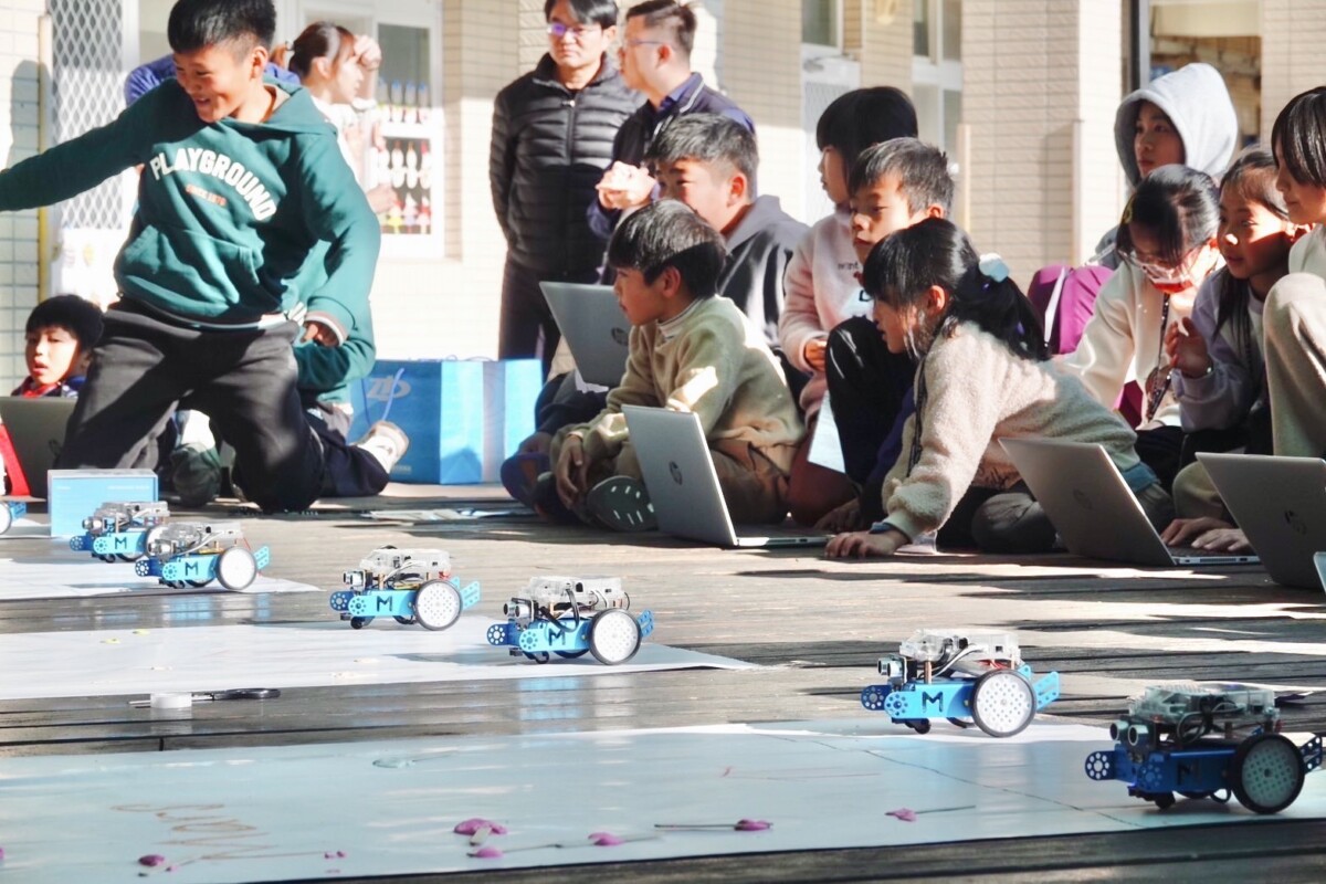 ▲平等國小學童操作AI機器人，展示課程學習成果。(圖/中市府提供)