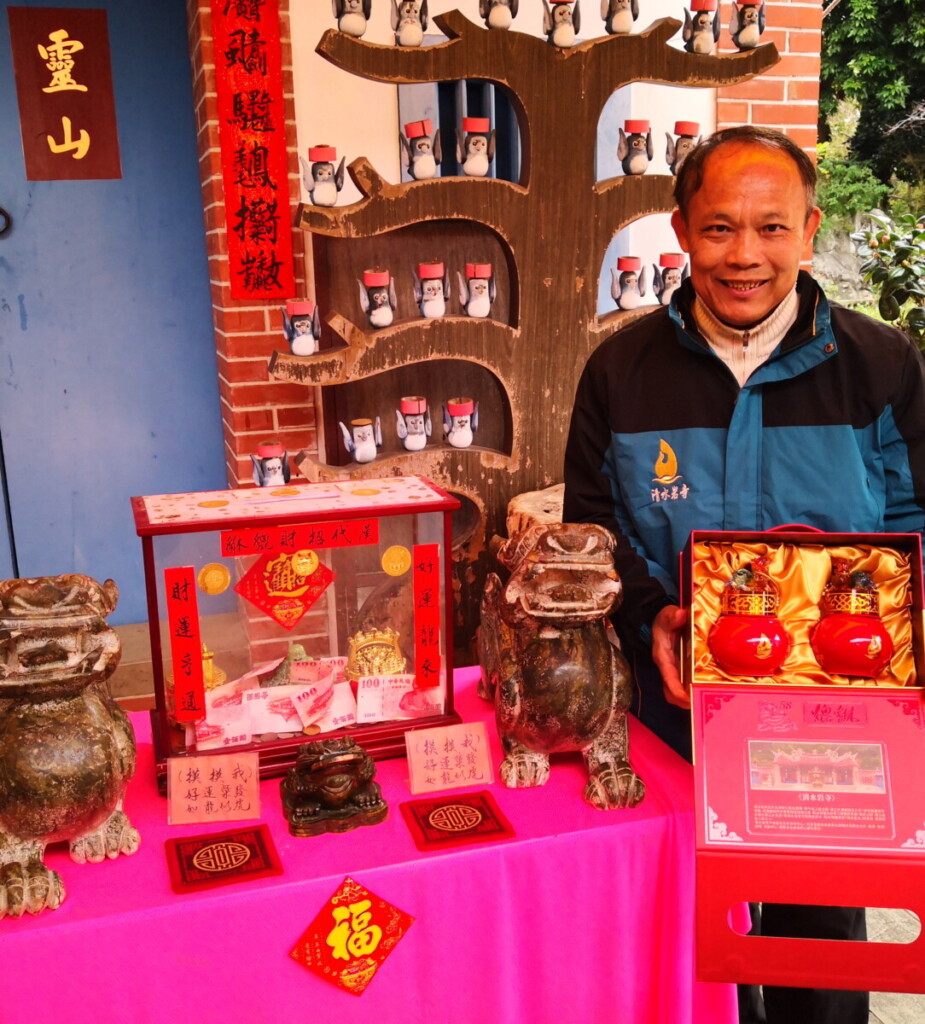 清水岩寺茶花綻放　貔貅納財吸引信眾祈福