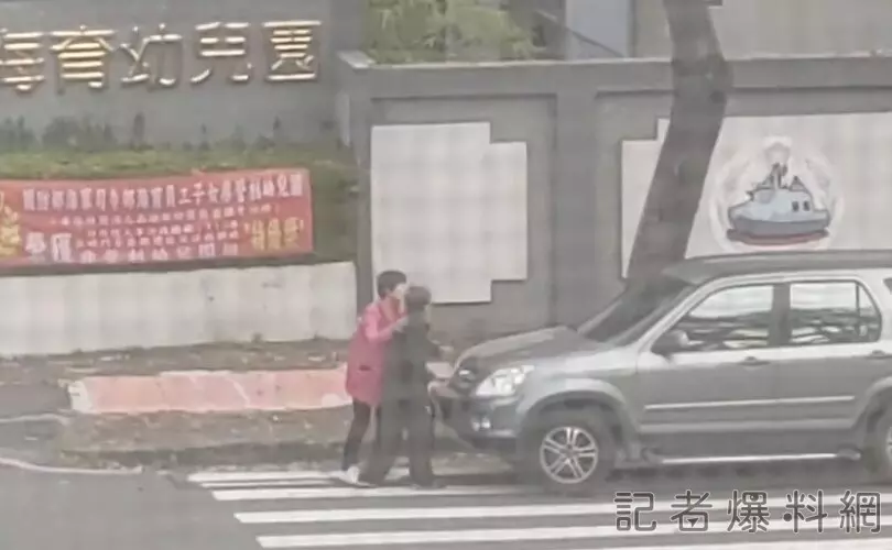影／高雄魔法阿嬤街頭擋車？驅魔？家人勸阻一度沒用　警急到場安撫