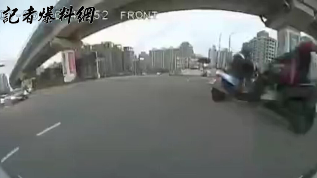 淡水保全闖紅燈擊墜攜嫩嬰出門女騎士　還被查出無照駕駛吊牌車