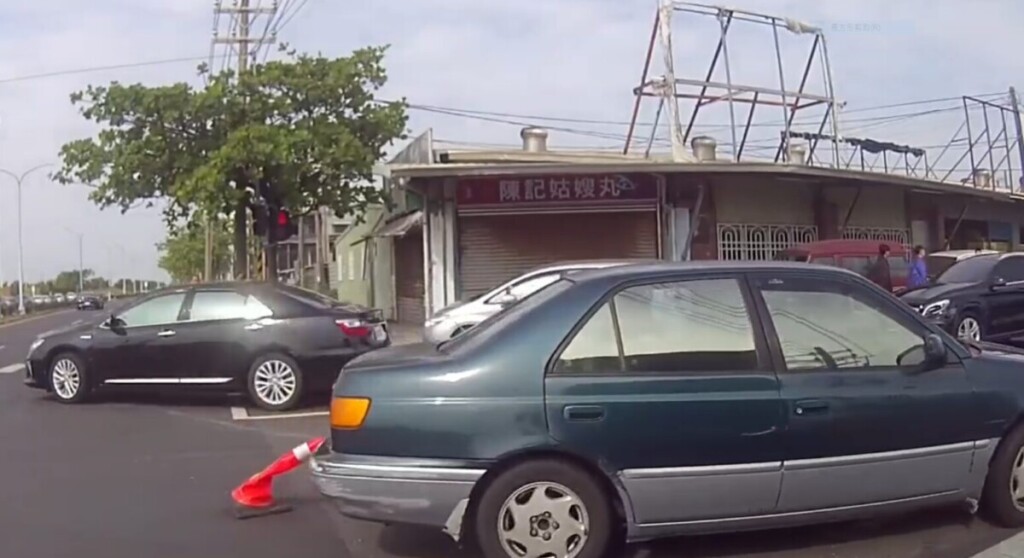 （有片）街頭奇景！　自小客車行經路口生出交通錐