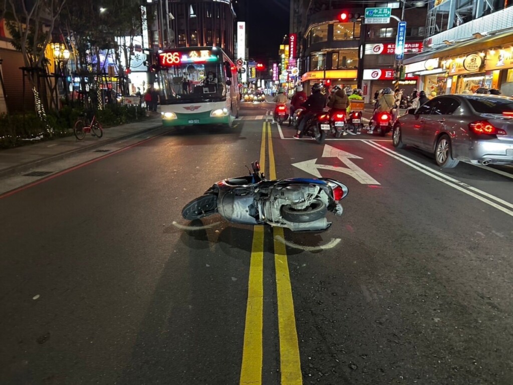 新莊婦鬼切跨雙黃線左轉害女騎士反應不及犁田慘摔　裝沒事人想走被攔下