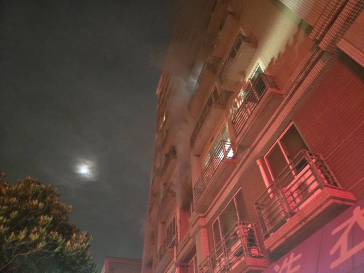 桃園平鎮社區大樓暗夜惡火 濃煙狂竄3住戶預防性送醫 – 社會 – 創新聞
