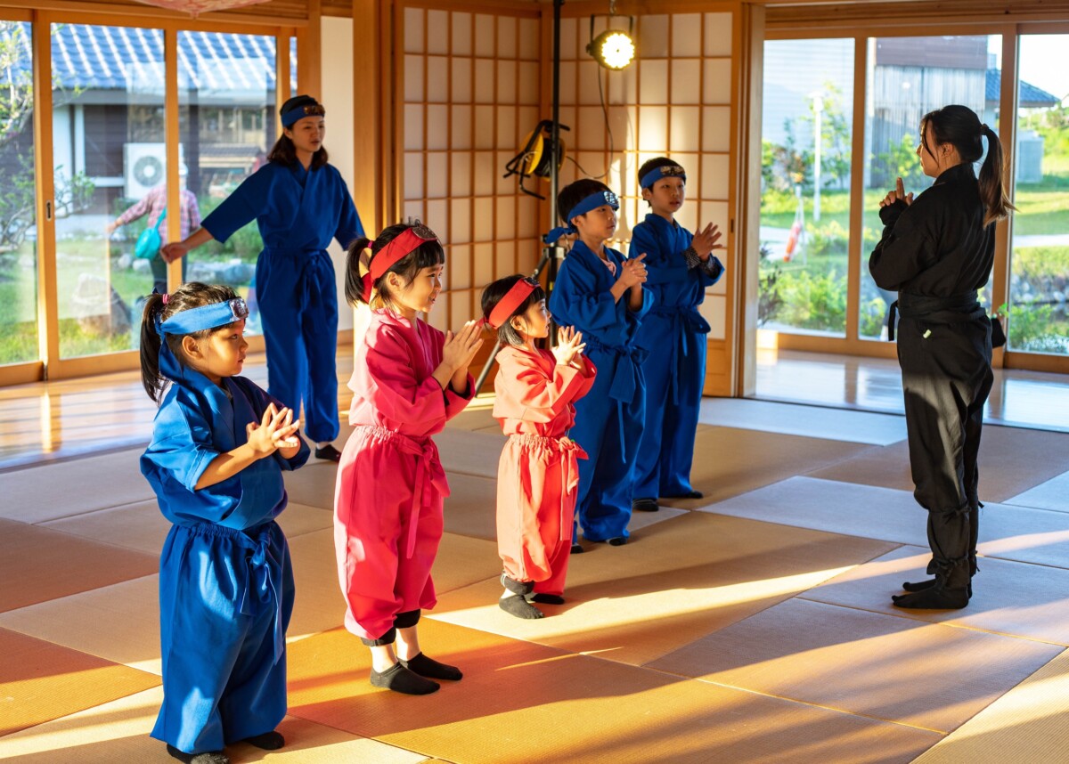 綠舞國際觀光飯店推出「春遊好禮雙重送」加碼活動，入住可享必玩體驗6選1或旺日不加價優惠