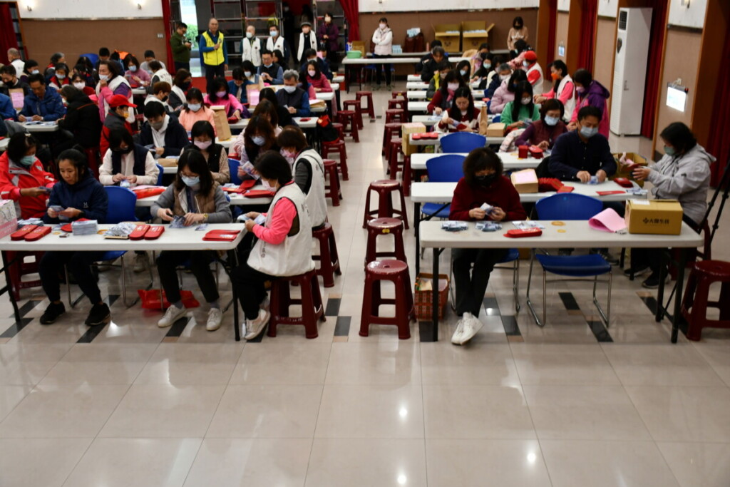 全台最大「人肉點鈔」　彰化1.8億敬老紅包發放