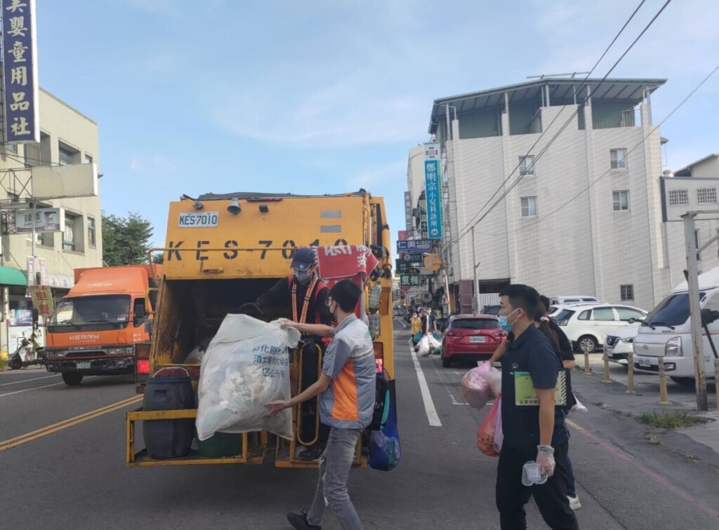 彰化縣垃圾隨袋徵收試辦　半年減少85台垃圾車量