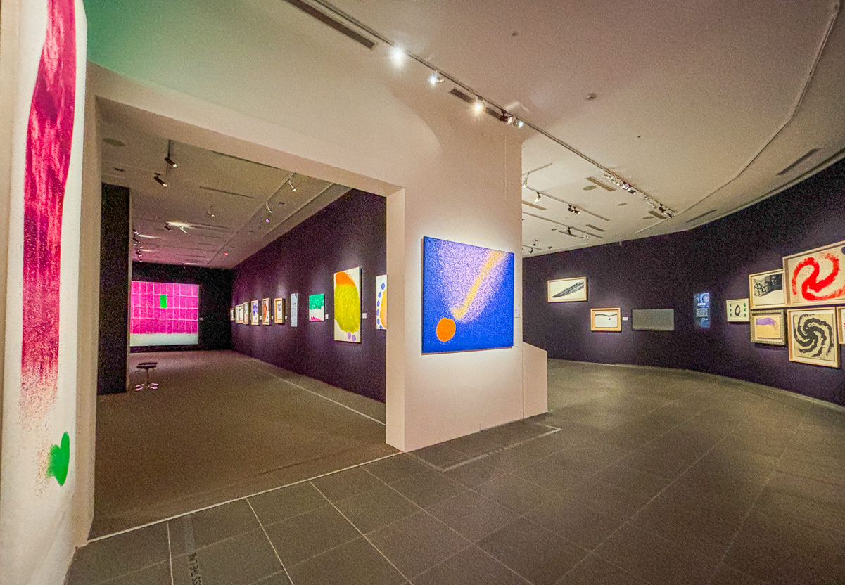▲創價美術館至善館「宇宙能量─蕭勤九十紀念展」。（圖/創價美術館提供）