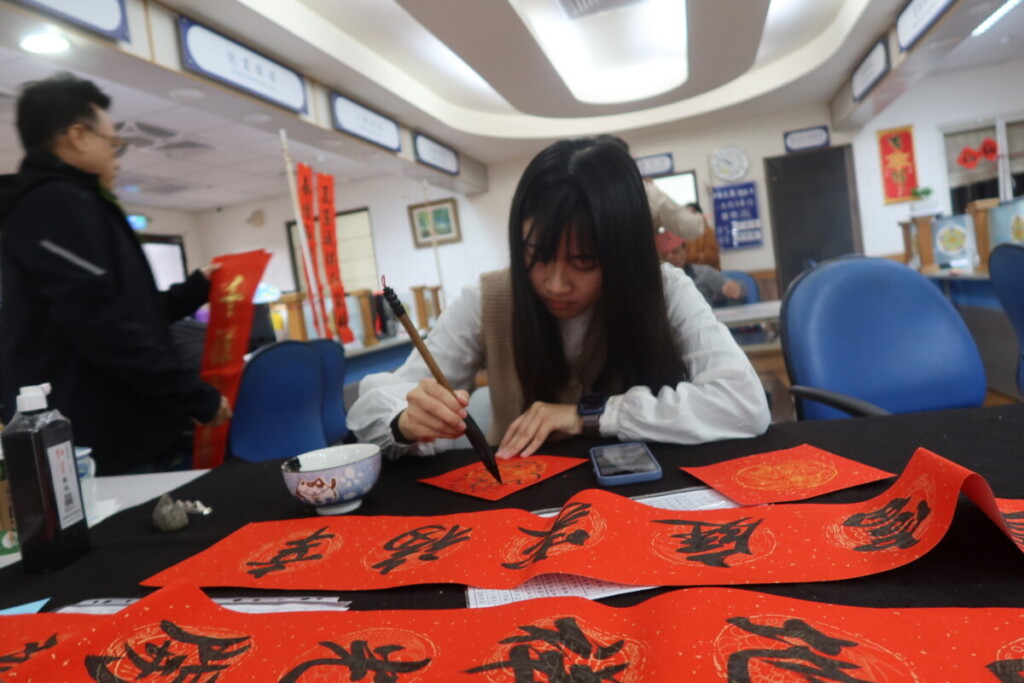 揮毫送春聯　彰化榮服處貼心春聯送到榮民手中