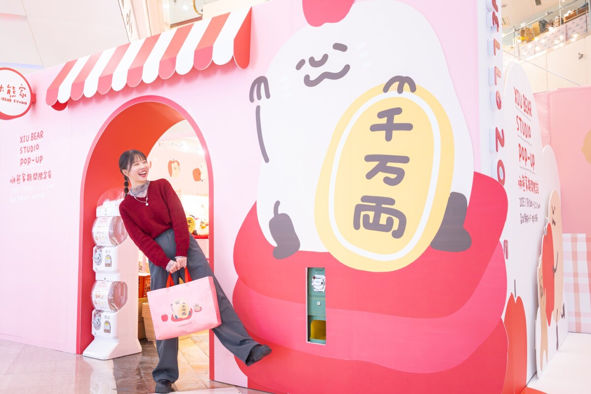 ▲現場還有大型扭蛋機，內含多樣豐富獎項，粉絲們可以扭出限定週邊商品。（圖/高雄夢時代提供）