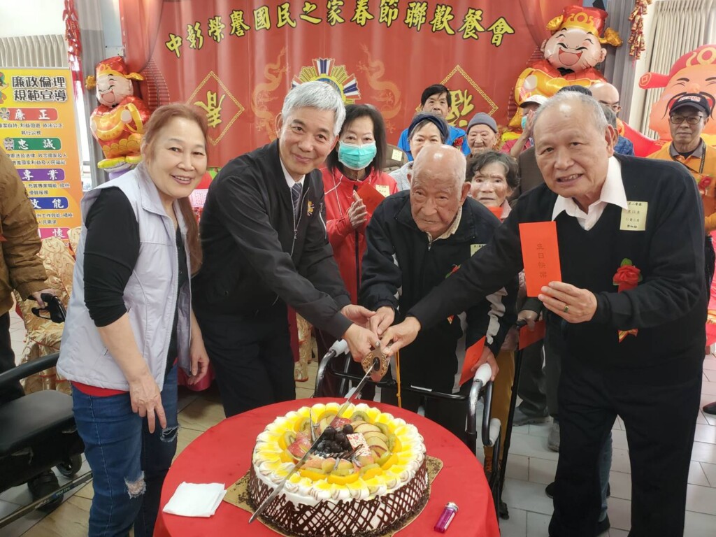 中彰榮家春節聯歡　輩笑聲不斷摸彩歡慶金蛇年