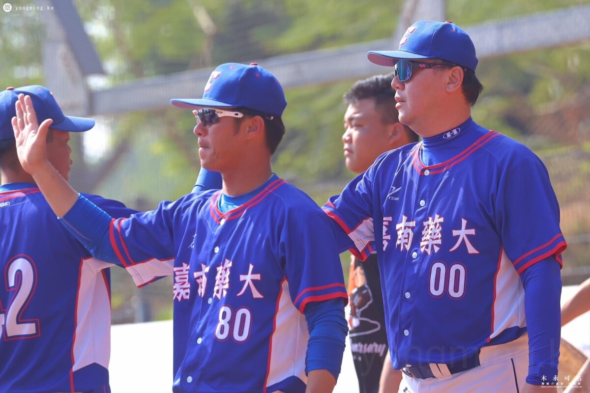 嘉藥棒球隊總教練 陳保宏 (左)，教練 蔡士勤 (右)
