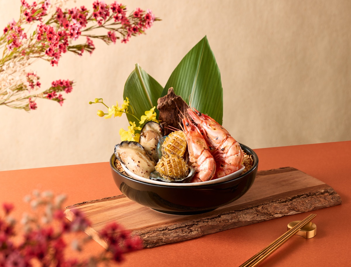  1/25至2月底在全台「藝奇 和牛岩板燒日本料理」（不適用於台北南京東店）完成拍照打卡便可獲贈「極上海味盛合」。