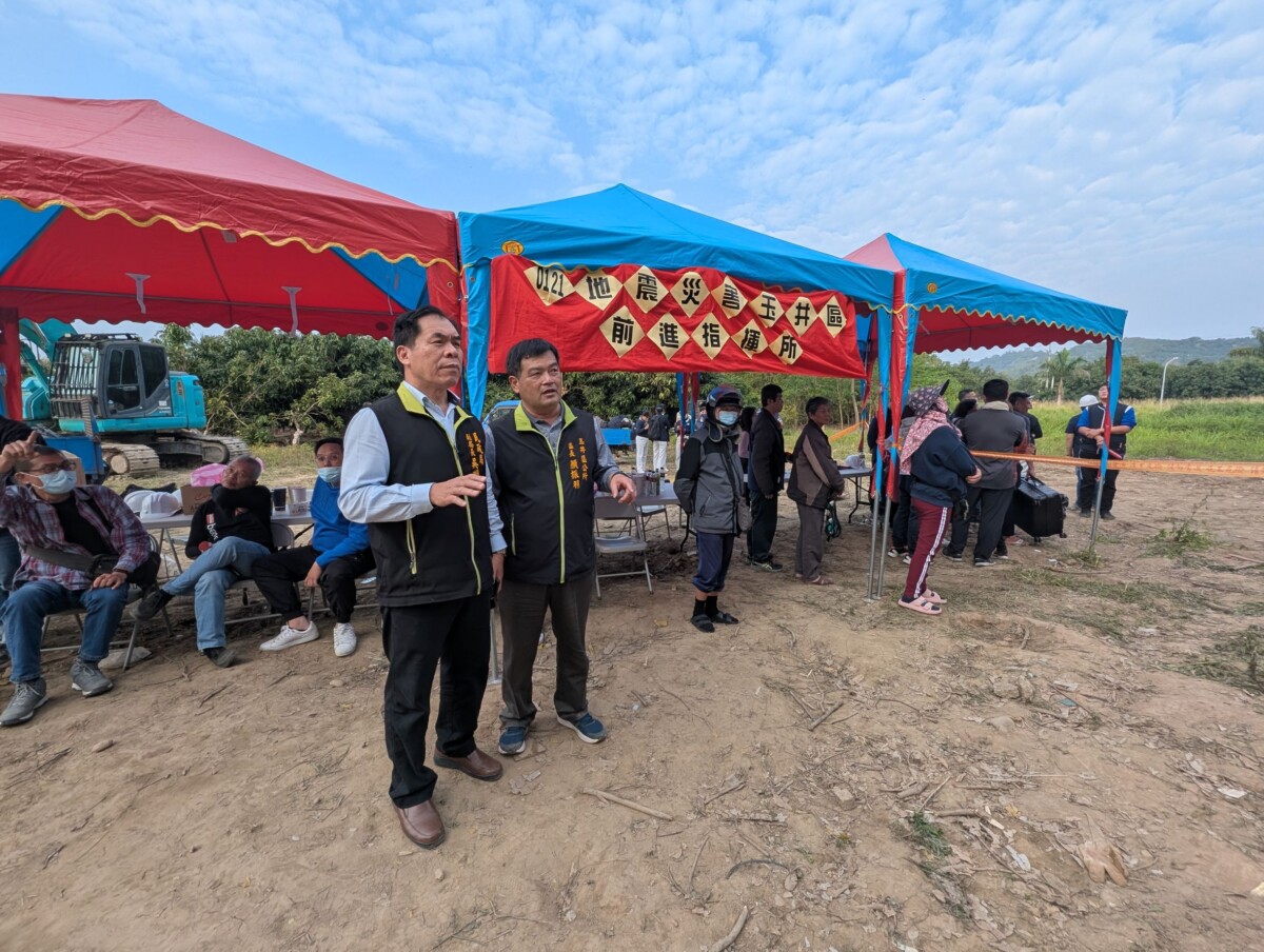 ▲民政局副局長吳明熙（左）於前進指揮所關心受災戶返家取物情形。（圖／記者陳彥霖翻攝）