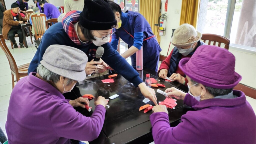 手作紙燈籠喚起童年回憶　長輩歡度溫馨元宵節