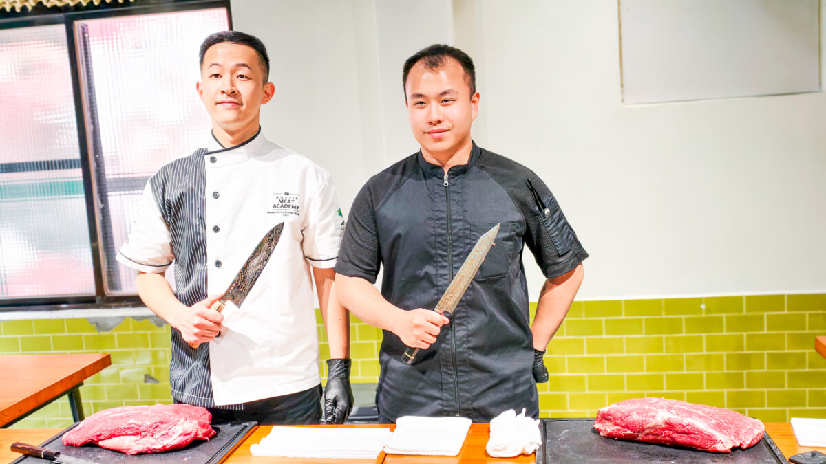▲兩人針對牛肉修割技術、湯底調製、配料搭配等多主題展開深入討論。（圖/記者黃淑貞攝）