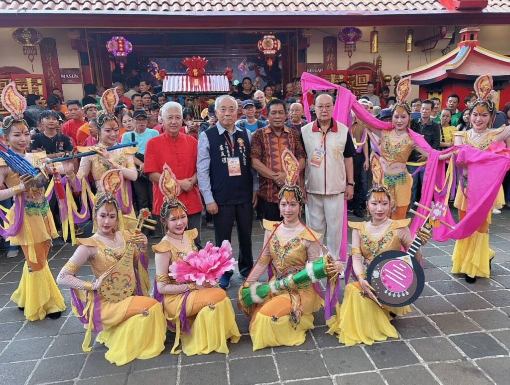 台南安平開台天后宮受邀印尼元宵嘉年華  民眾夾道歡迎鑽轎底祈福