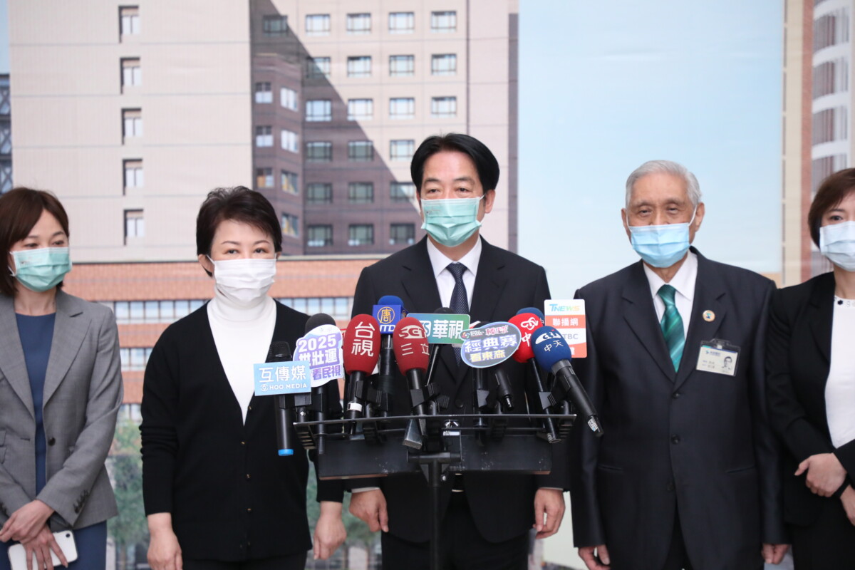 ▲台中市長盧秀燕陪同總統賴清德探視氣爆傷患。(圖/中市府提供)