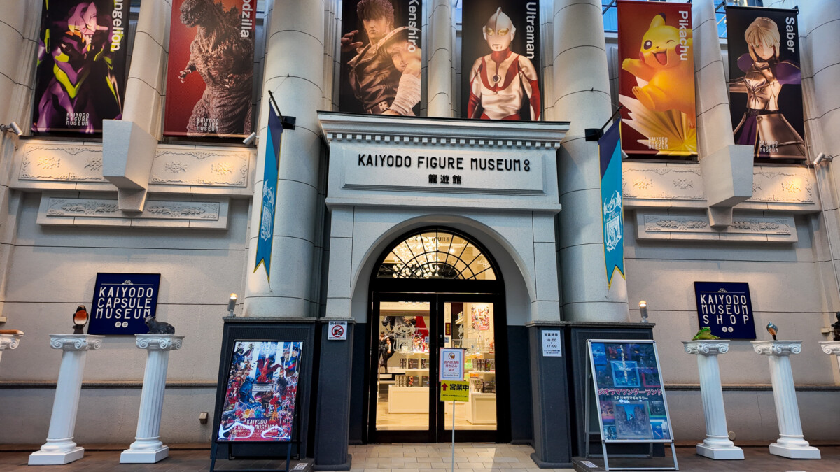 「海洋堂模型博物館黑壁 龍遊館」展示全球知名的動漫與英雄角色模型，包含入口處多座精緻大型模型