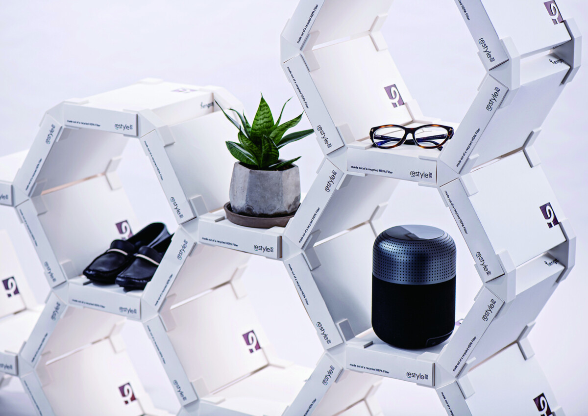 將消費者使用過的Honeywell舊HEPA濾網，製成零售空間展架板材，引領新型態的永續生活風格。（恆隆行提供：Photo credit TDRI周育潤）