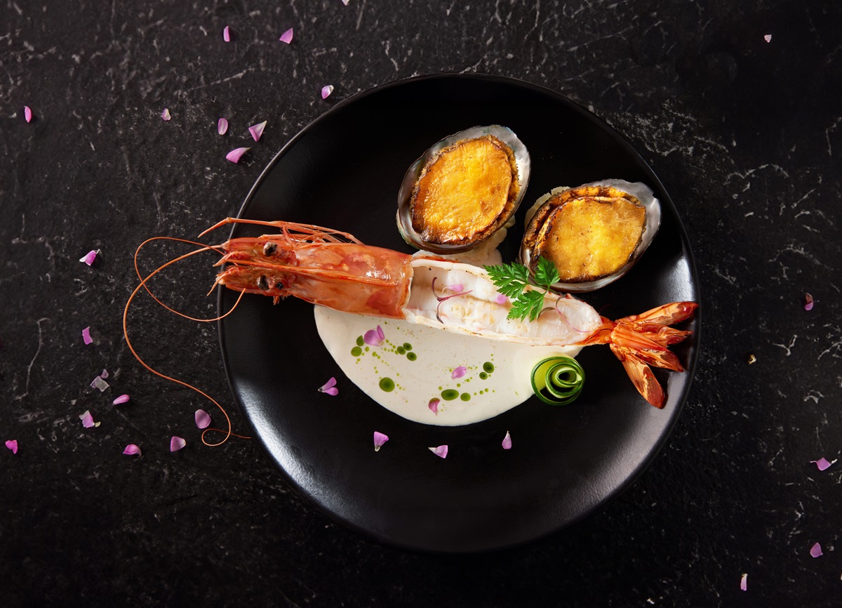 3/2之前,到「王品牛排」內用消費2客套餐,出示官網活動畫面或拍照上傳社群分享,即款待價值688元的「海大蝦佐嫩煎鮑魚」1份。