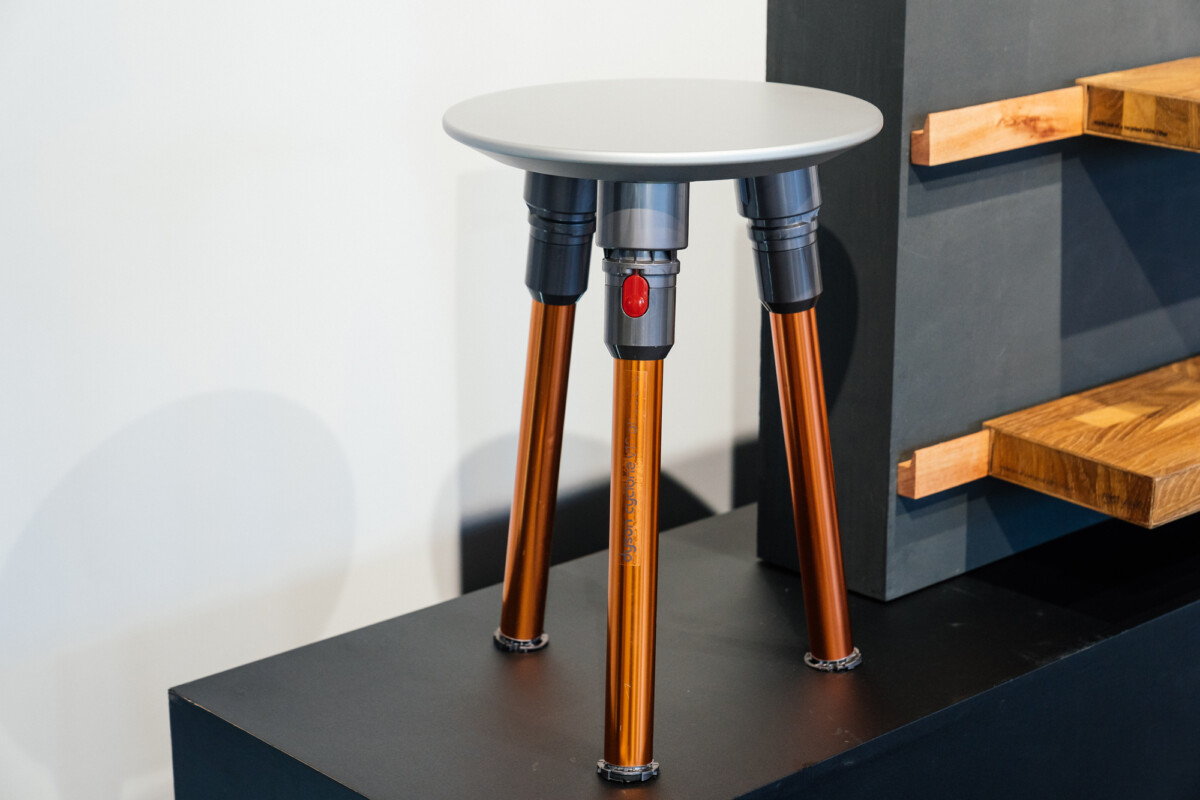 以Dyson吸塵器橘色烤漆鋁管及快拆結構製成的時尚椅凳Pillar，將回收廢棄物以新的價值回歸到使用者生活，延續消費者的永續感知。（恆隆行提供：Photo credit TDRI周育潤）