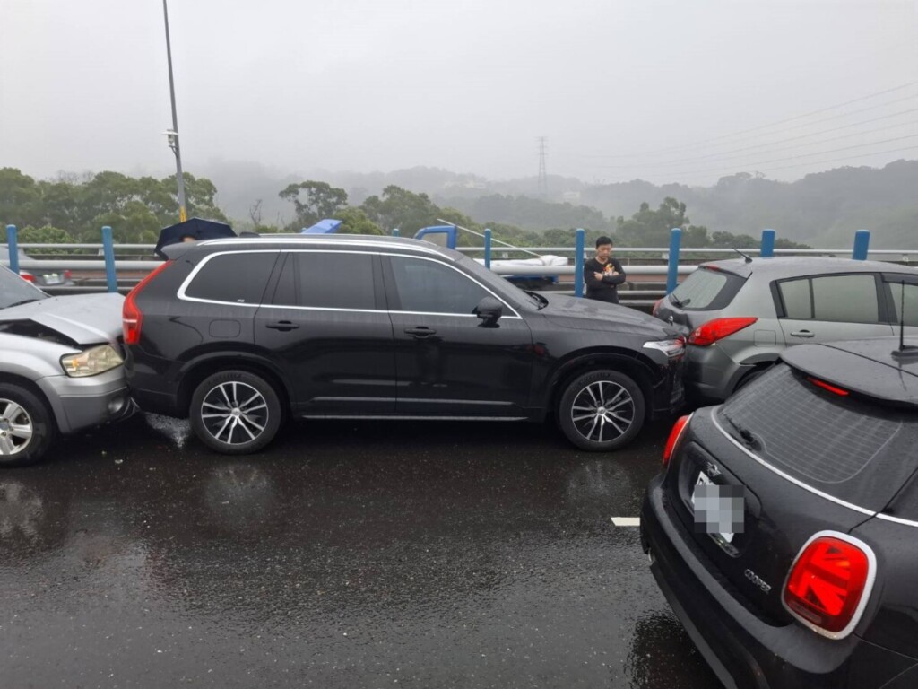 天雨釀禍！彰化台74甲線15車連環追撞 1傷