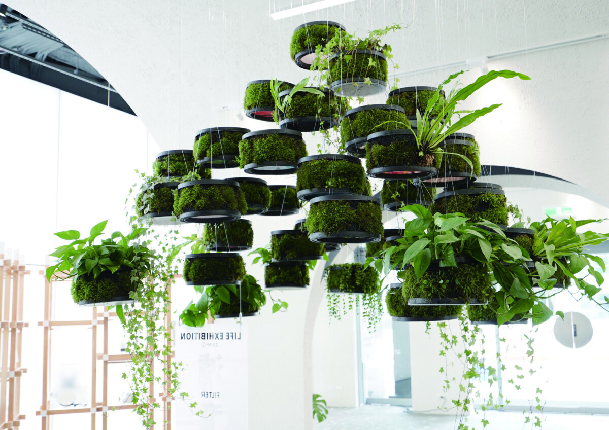 運用即將報廢的恆隆行家電與濾網耗材，設計師周育潤與團隊透過材料研究與核心元件拆解，重新設計出應用在居家及零售場域的美學方案。（恆隆行提供：Photo credit TDRI周育潤）