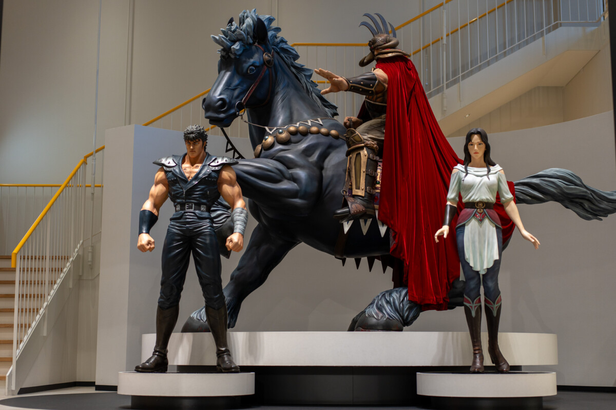 2樓展區則陳列恐龍、日本動漫角色等多元主題，並特別展出原型師創作、日本零食附贈模型