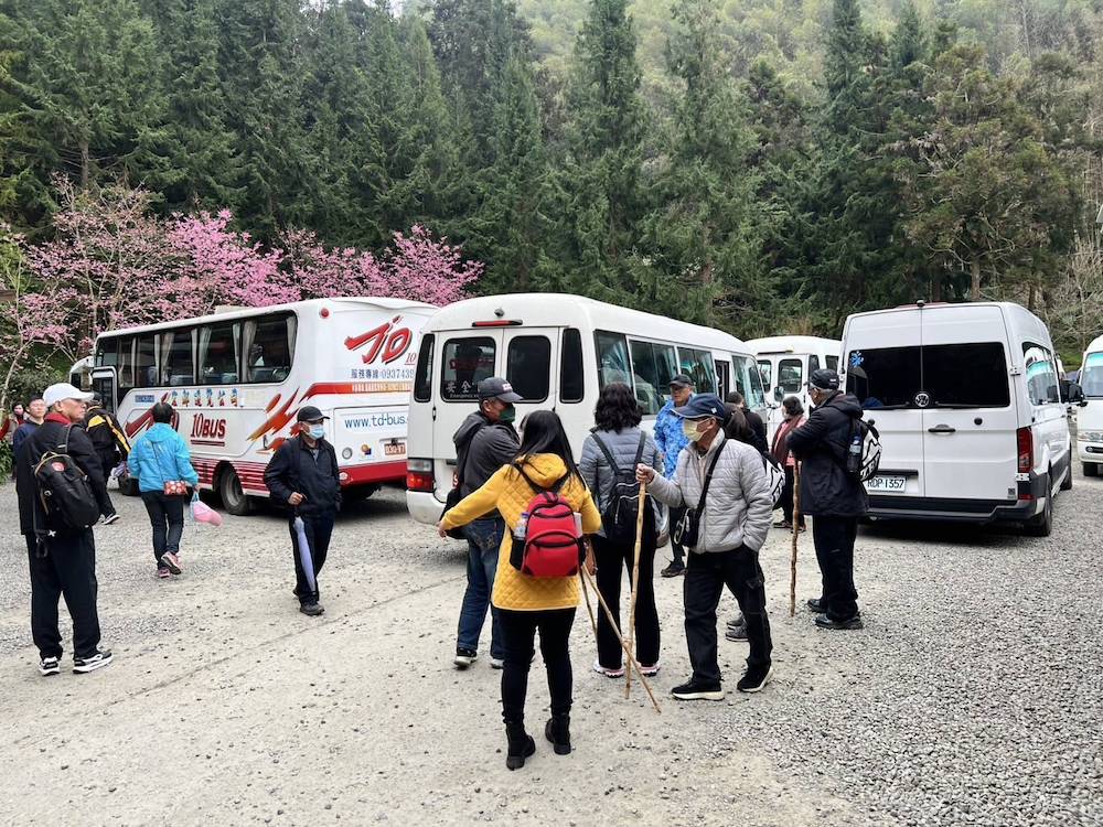  ▲寒溪呢森林人文叡地賞花遊客絡繹不絕。（圖/讀者吳先生提供）