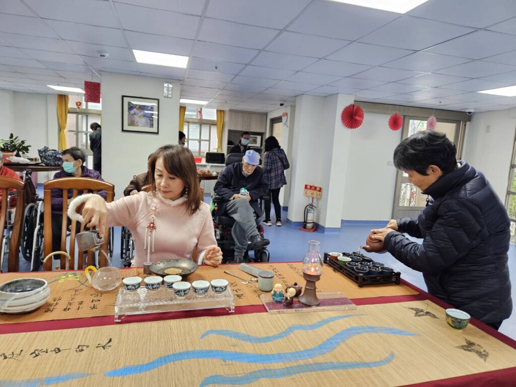 彰化榮家「雅園」茶道饗宴　長輩品茗迎立春