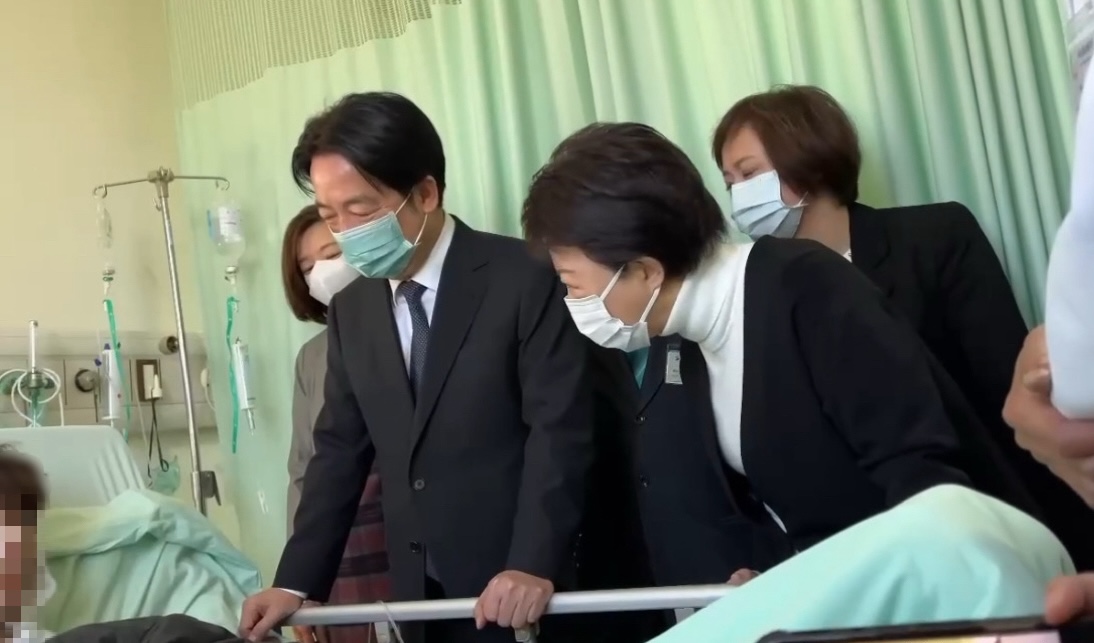 ▲台中市長盧秀燕陪同總統賴清德探視氣爆傷患。(圖/中市府提供)