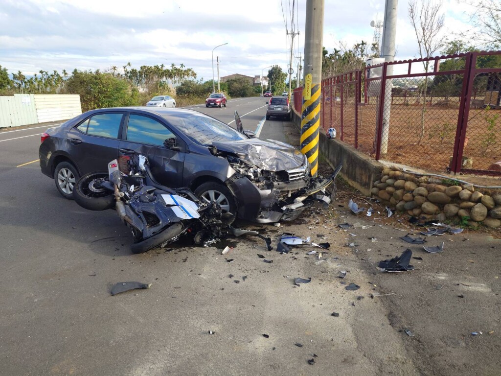 重機直撞轎車 19歲騎士騰空翻滾　驚險逃死劫