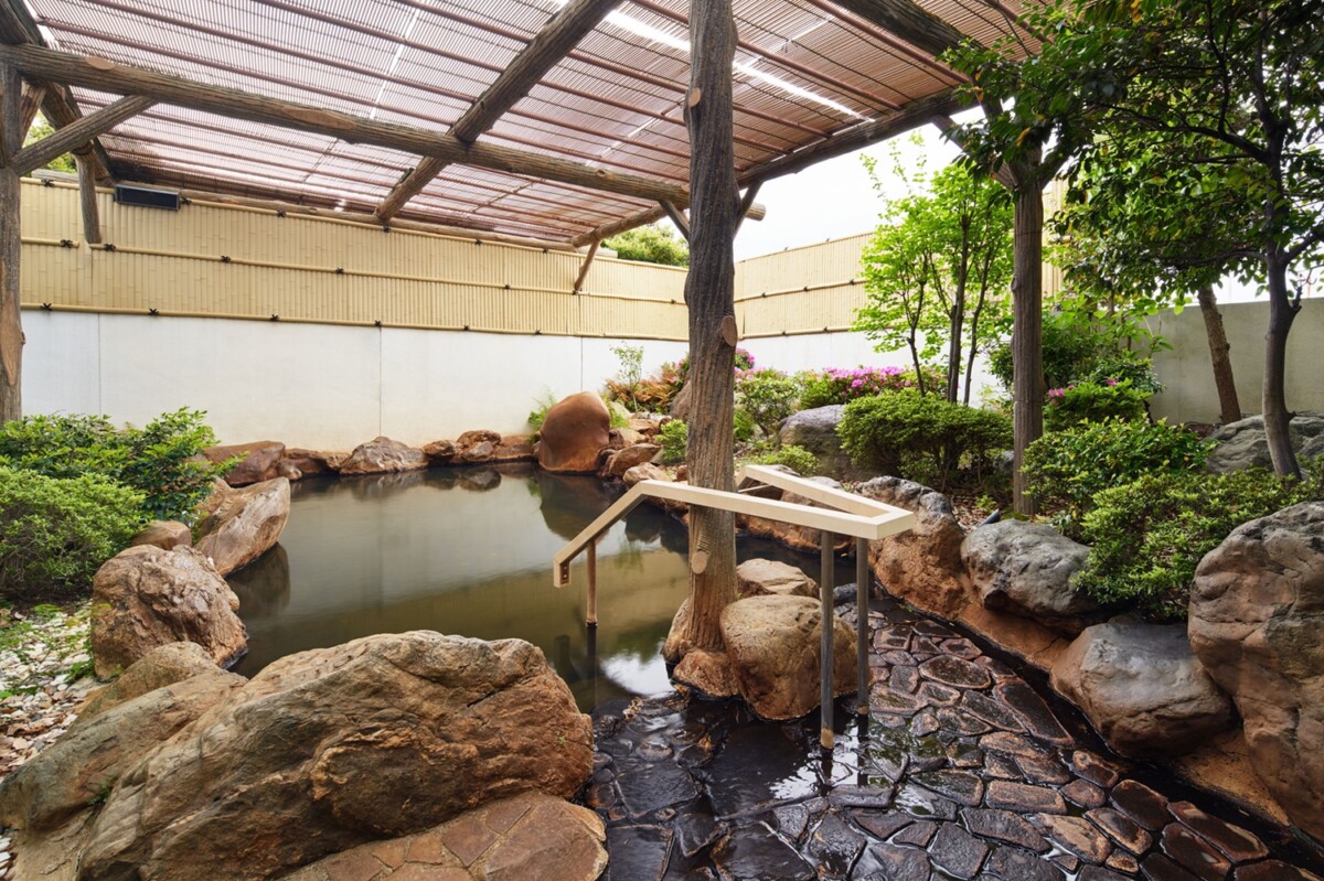 飯店提供涵蓋晚餐、早餐、自助餐廳與休息室飲品、溫泉體驗及多樣活動，讓旅客無憂享受假期
