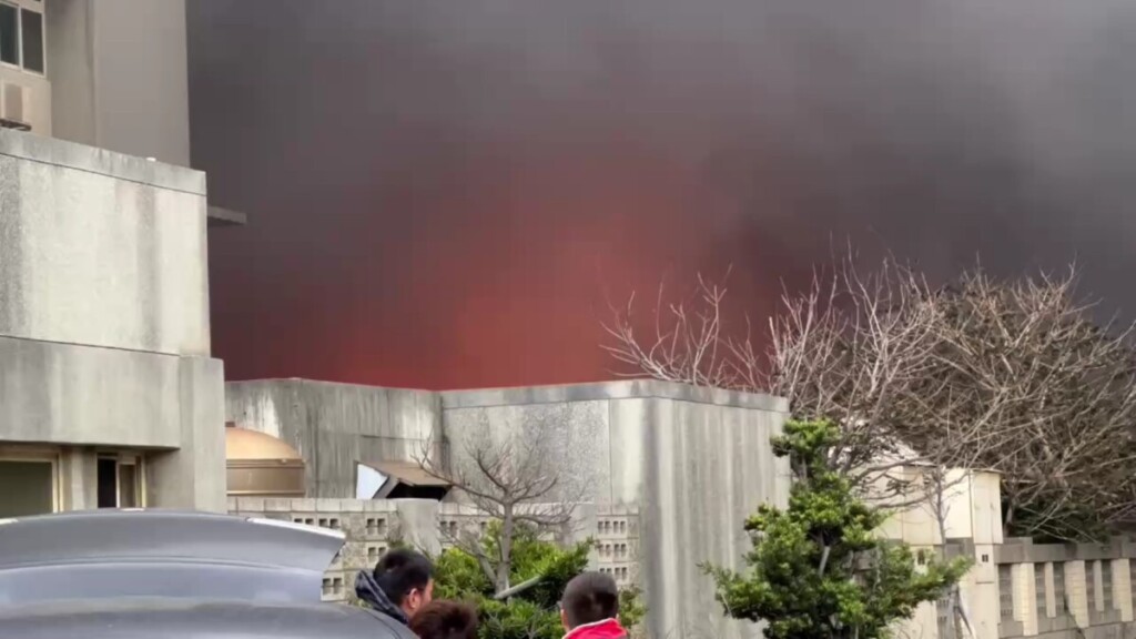 彰濱工業區塑膠工廠大火　黑煙遮天震撼人心