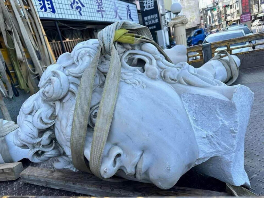 不敵強震　大衛雕像四分五裂　吊離引發網友哀悼