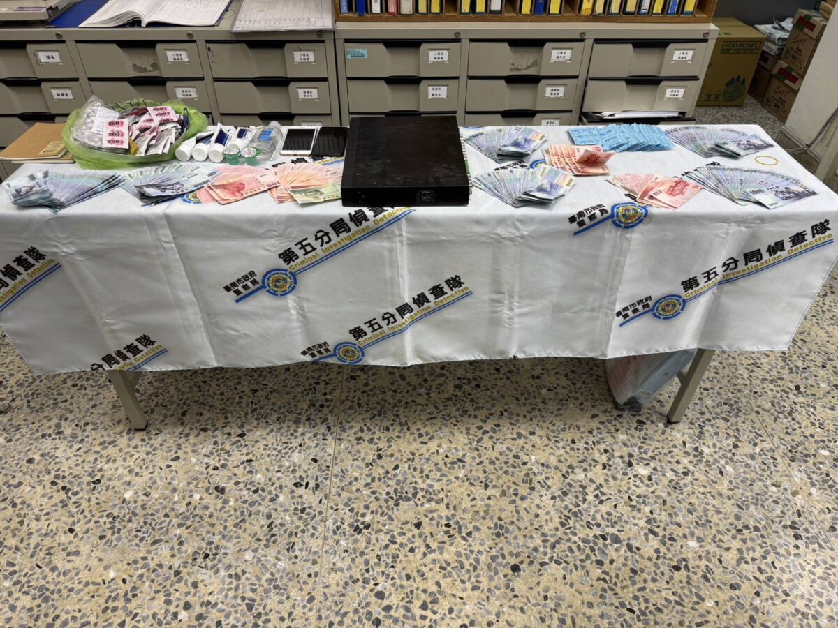 ▲警方查扣賣淫所得、保險套數百枚等證物。（圖／記者陳彥霖翻攝）