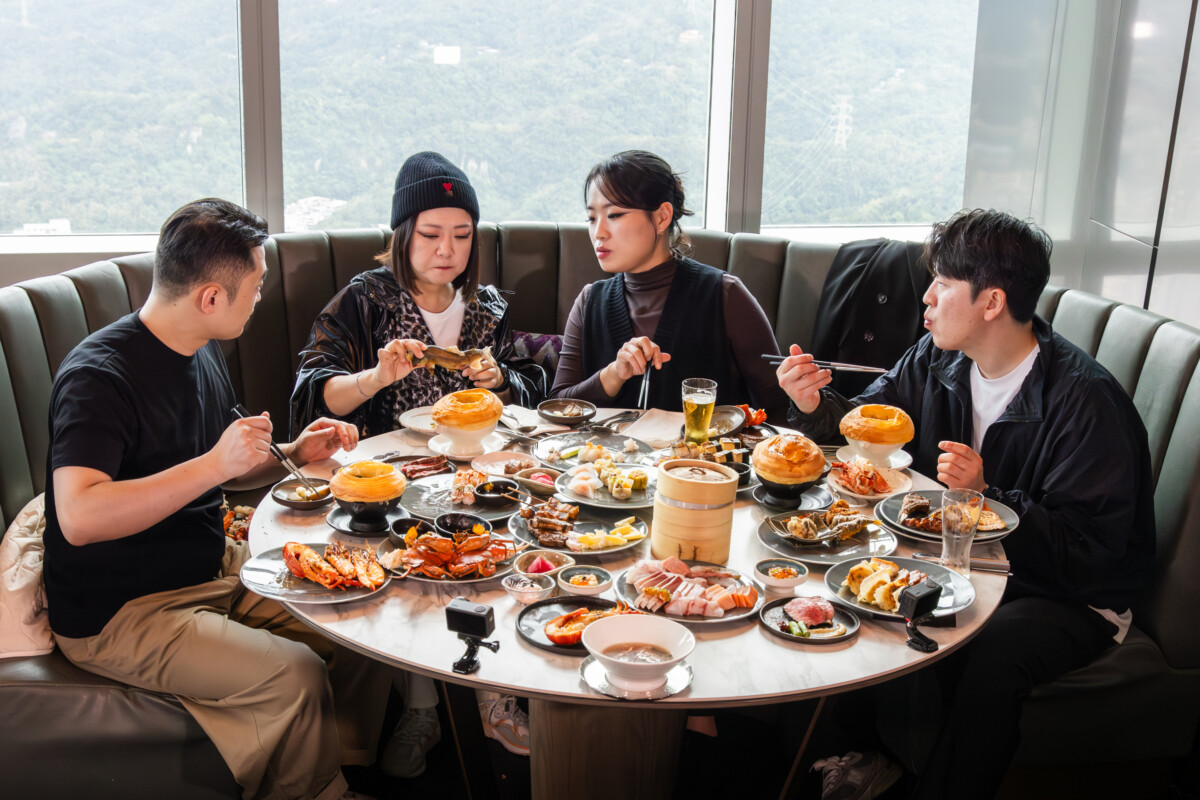 ▲鄭智善與金淑品嘗酥皮佛跳牆。（記者 劉皓瑋翻攝）