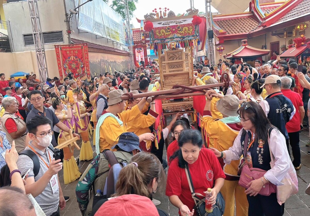 ▲當地民眾鑽轎底求平安，祈求安平媽賜福。（圖／記者陳彥霖翻攝）