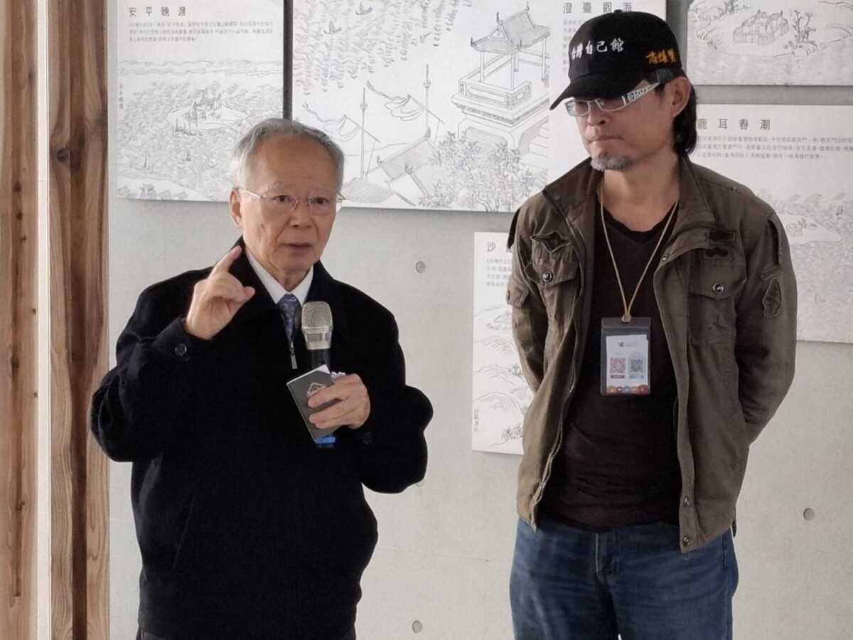 ▲台灣文學國家園區協進會理事長鄭邦鎮教授（左），發起「台灣自己館」，並現場為台灣自己館題字。（圖／記者陳彥霖攝2025.02.22）