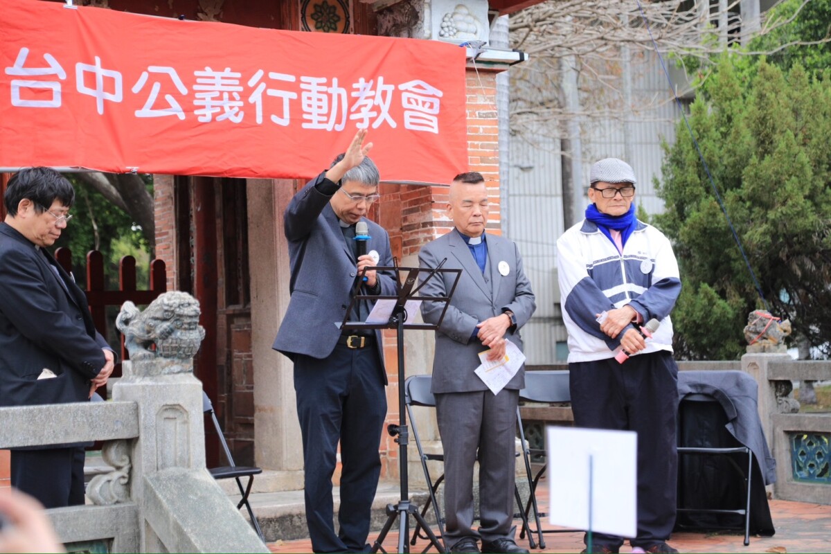 ▲台中公義行動教會228追思紀念禮拜，牧師默哀祝福。(圖/記者顏淑娟翻攝)