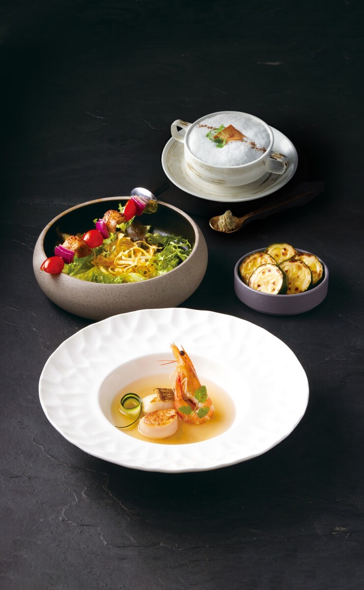 副餐同步升級,可品嘗到「炙烤伊比利豬佐蘿美沙拉」、「松露奶油蕈菇濃湯」,「海鮮清湯」,為情人節約會增添精彩滋味。