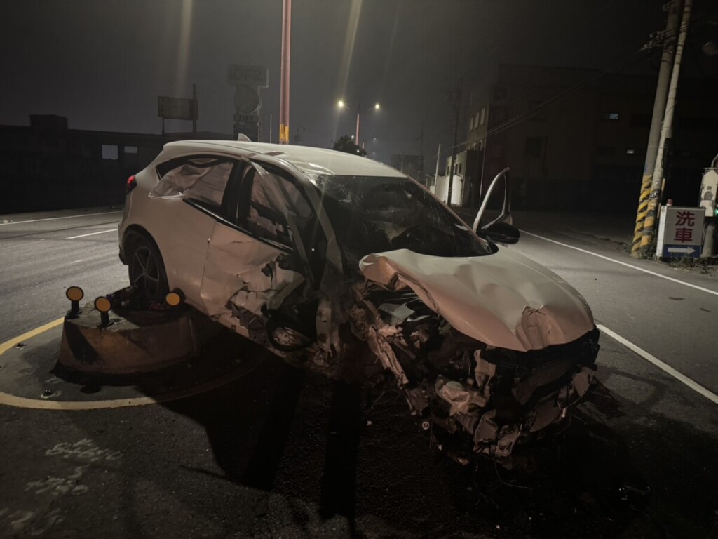 驚悚車禍！駕駛消失無蹤　轎車衝撞電桿百米後停